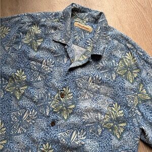 Tommy Bahama Men’s 100% Silk Hawaiian Button Up Collared Shirt size Medium Blue